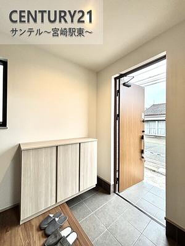 明るい玄関(^^♪容量にも余裕のあるシューズボックス完備しております！