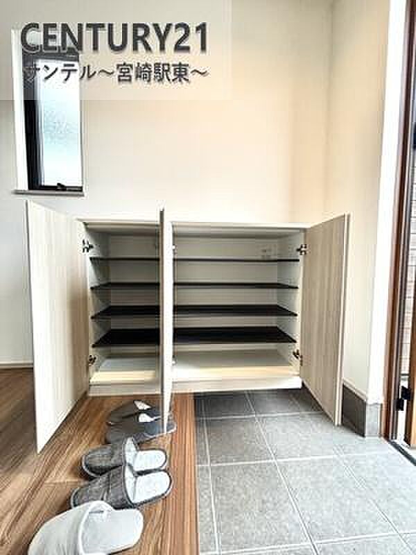 シューズボックス付きで、家族全員の靴もすっきり収納。玄関まわりが片づきやすく、いつでも気持ちよくお客様を迎えられます。