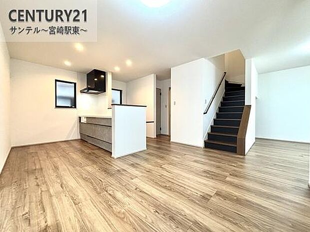 リビングです♪明るく、落ち着きのあるリビング♪ダイニングスペースも含めてゆとりのあるスペースで、ご家族でお食事や団らんしたり、ゆったりとしたご家族の時間を過ごせます♪