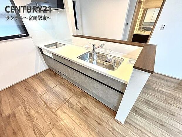 カウンターキッチンからリビングにいるご家族やお子様の様子が見えるので、コミュニケーションがとりながら、ご家族の大切な時間を共有できるキッチンです♪