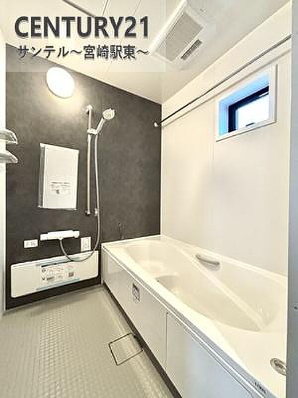 足を伸ばして毎日の疲れを癒せる広々1坪タイプです。半身浴もでき、ゆっくりと寛げます。お子様と一緒でも快適に入浴が出来ますね。