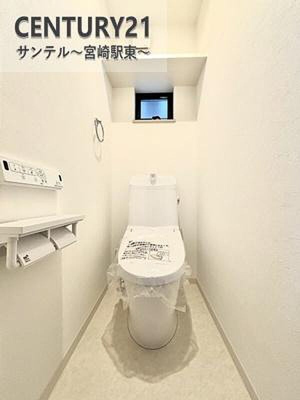 1階のトイレ♪換気できる小窓付きのトイレです！温水洗浄暖房便座でございます(^^♪
