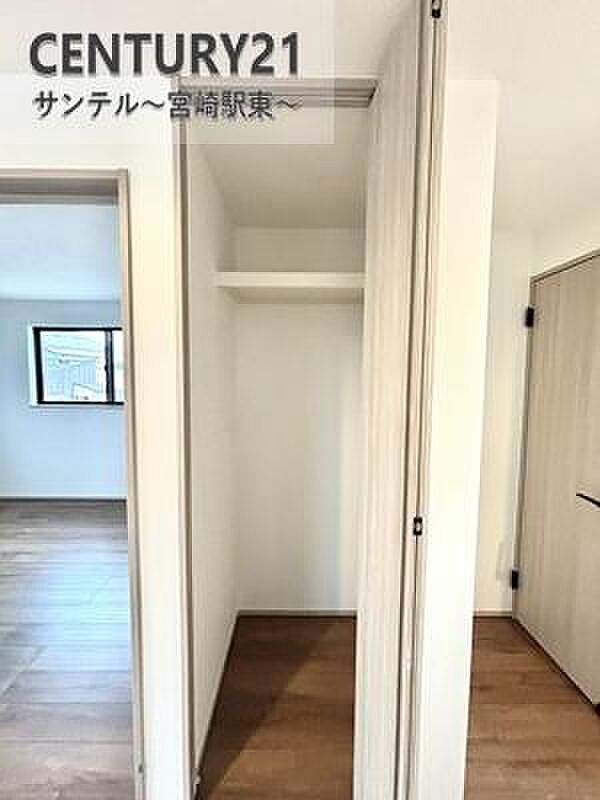 各部屋に収納スペースがございます。