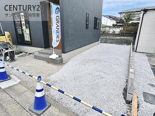 駐車場は2台駐車可能！※車種による。スペースも広く駐車が苦手な方でも楽に駐車可能です(^^♪日当たり良好！