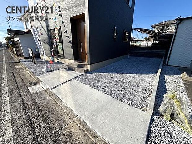 駐車場は2台駐車可能!※車種による。スペースも広く駐車が苦手な方でも楽に駐車可能です(^^♪日当たり良好!