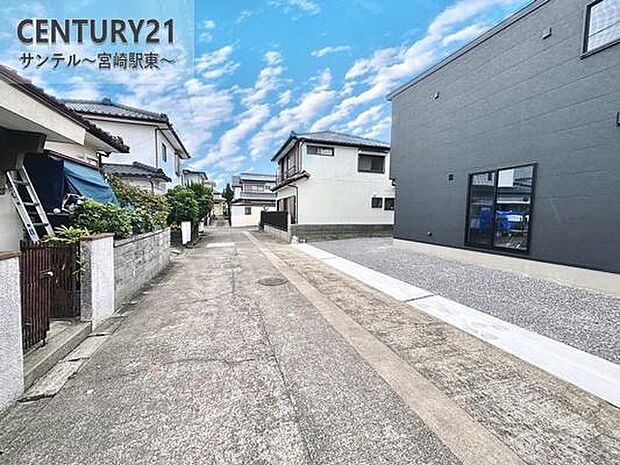 東側前面道路です。