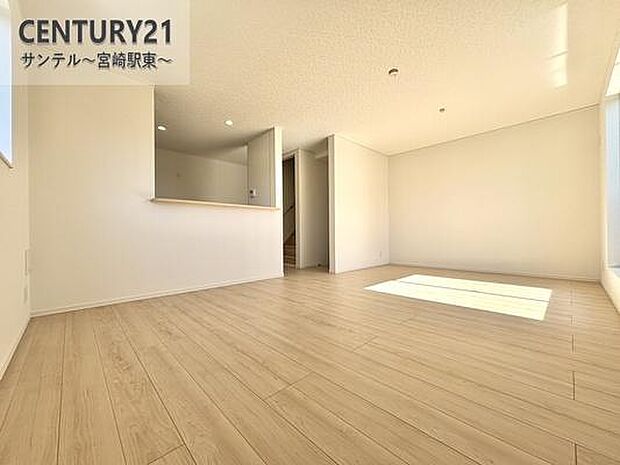 リビングです♪明るく、落ち着きのあるリビング♪ダイニングスペースも含めてゆとりのあるスペースで、ご家族でお食事や団らんしたり、ゆったりとしたご家族の時間を過ごせます♪