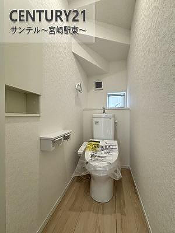 トイレに便利な収納棚付き。トイレットペーパーや掃除道具もすっきり収まり、見た目も清潔！