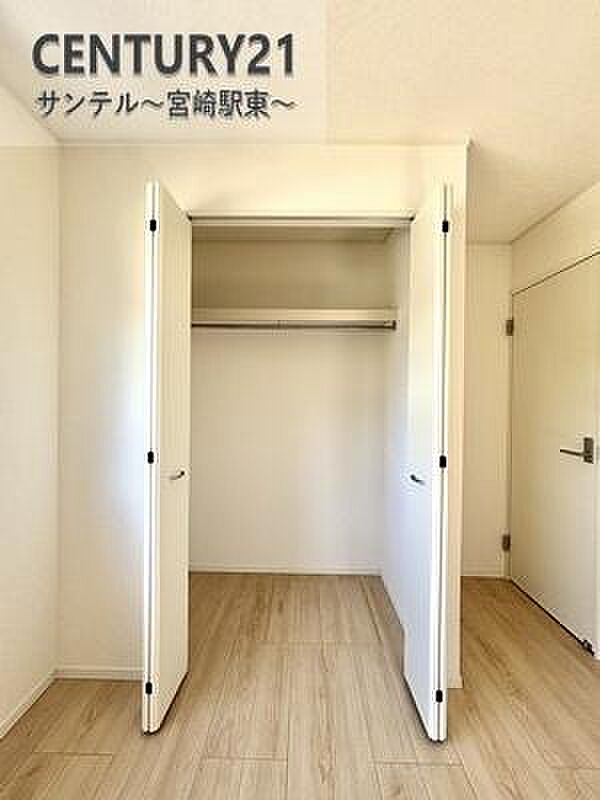 折れ戸式のクローゼットは、スペースを有効活用しながら使い勝手も◎。収納物の整理もしやすい設計です