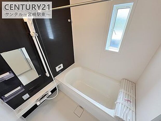 広々1坪風呂でリラックス。浴室乾燥機完備で雨の日の洗濯も安心。暮らしに嬉しい設備充実！