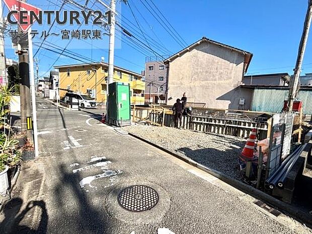 西側の前面道路の写真です♪
