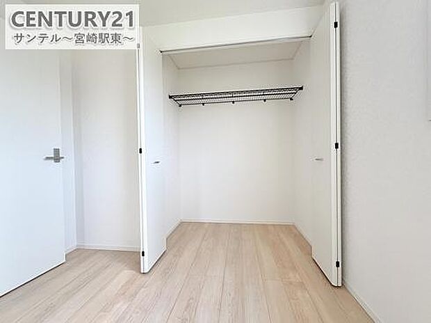 折れ戸式のクローゼットは、スペースを有効活用しながら使い勝手も◎。収納物の整理もしやすい設計です