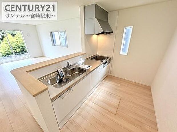 IH3口コンロで同時調理も快適！カウンターキッチンで会話を楽しみながら料理ができる理想の空間。