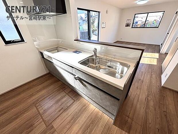 カウンターキッチンからリビングにいるご家族やお子様の様子が見えるので、コミュニケーションがとりながら、ご家族の大切な時間を共有できるキッチンです♪