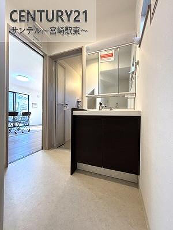 三面鏡付き洗面所で身だしなみもバッチリ。鏡の裏は収納スペースでスッキリ整理。