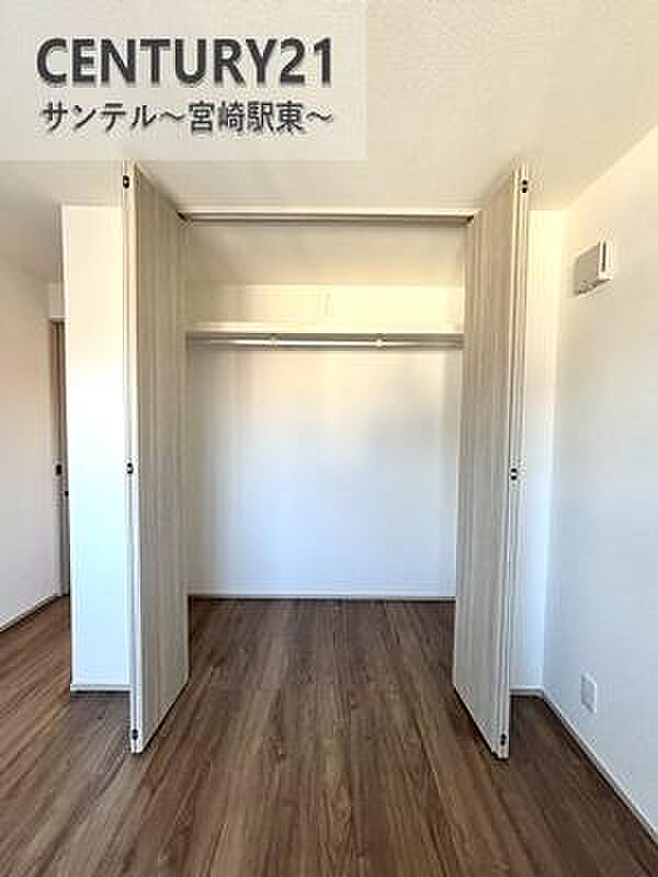 各部屋に収納スペースがございます。