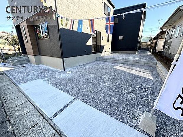 駐車場は2台縦列駐車可能です。 ※車種による。