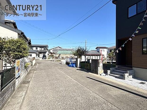 西側の前面道路の写真です♪