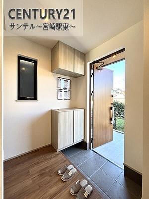 明るい玄関(^^♪容量にも余裕のあるシューズボックス完備しております!