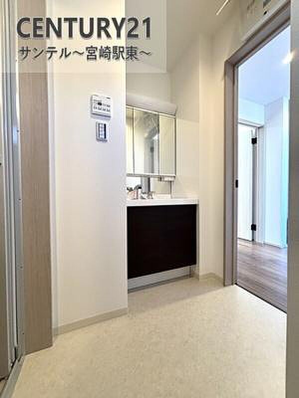 三面鏡付き洗面所で身だしなみもバッチリ。鏡の裏は収納スペースでスッキリ整理。