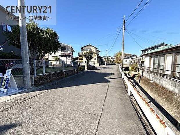 西側の前面道路の写真です♪