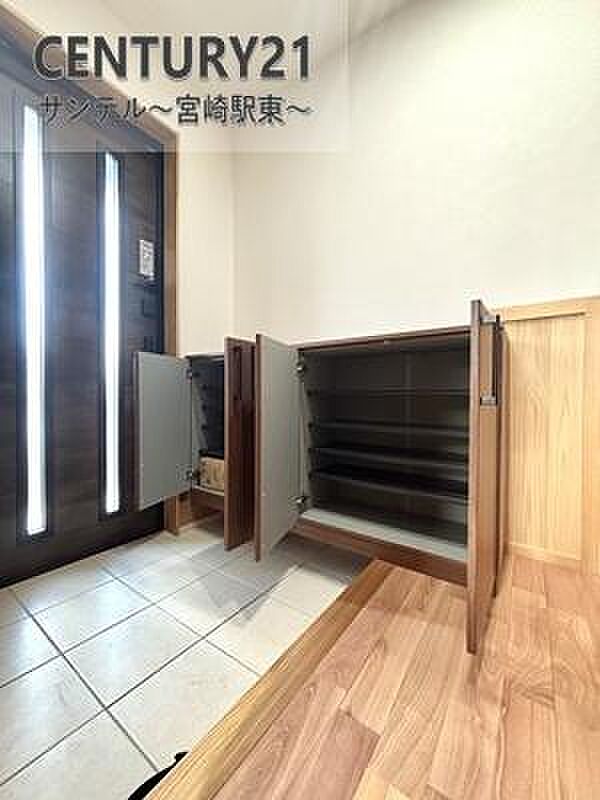 シューズボックス付きで、家族全員の靴もすっきり収納。玄関まわりが片づきやすく、いつでも気持ちよくお客様を迎えられます。