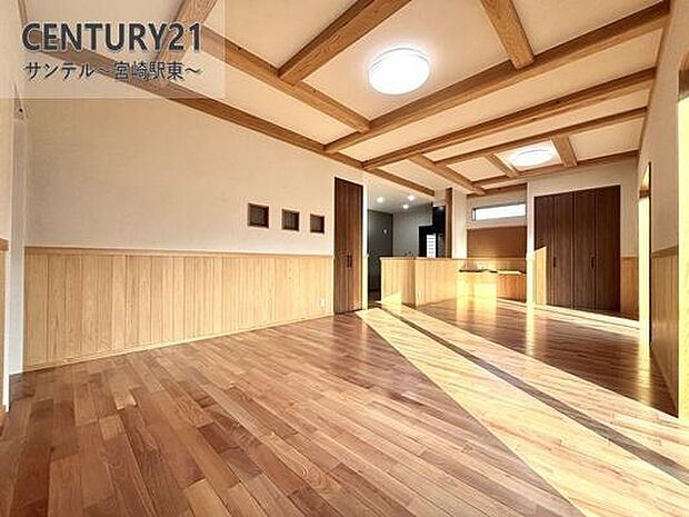 20.5帖の広々としたリビング♪(キッチン含む)カウンターキッチンからリビングにいるご家族やお子様の様子が見えるので、コミュニケーションがとりながらご家族の大切な時間を共有できるリビングスペースです♪