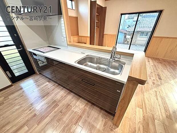 カウンターキッチンからリビングにいるご家族やお子様の様子が見えるので、コミュニケーションがとりながら、ご家族の大切な時間を共有できるキッチンです♪