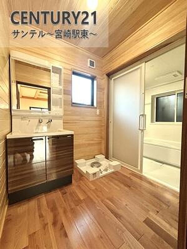 広々洗面脱衣所♪洗面化粧台は収納付きで鏡が付いています♪