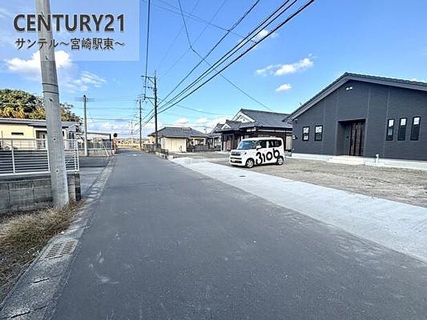 西側の前面道路の写真です♪