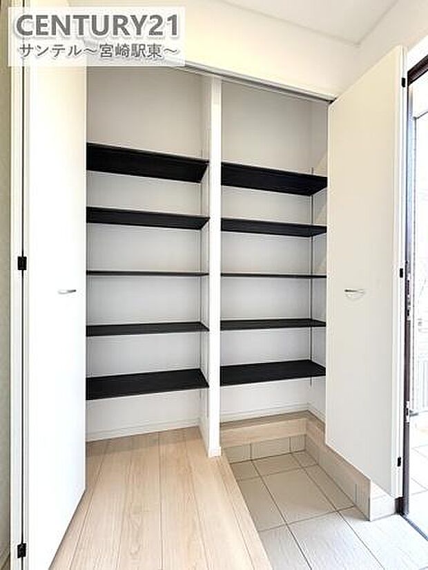 可動式の棚のあるシューズクローゼットです。大容量で高さの異なる靴でもたくさん収納可能です！