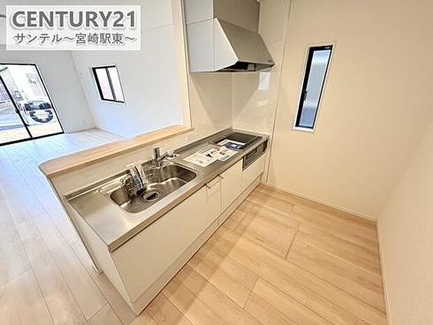 3口のIHクッキングヒーターとグリル付のシステムキッチンです。