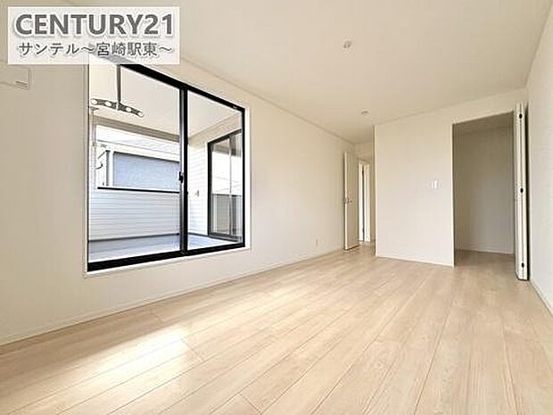 明るく採光が入る暖かい寝室です。これから物が増えるご家族にはありがたいウォークインクローゼット付。