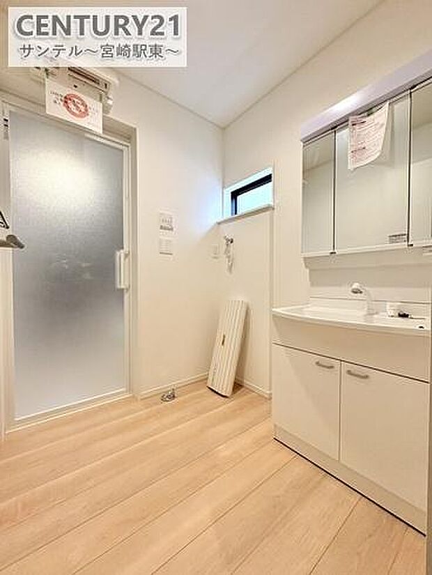 三面鏡付きの洗面化粧台は収納力もたっぷりで、細かなアイテムもすっきり整理できます。※内装の色合いや設備仕様が実際と異なる場合がございます。