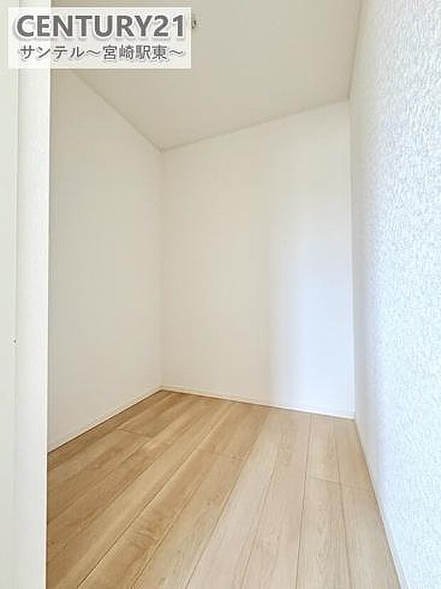 寝室には容量のあるウォークインクローゼットを採用。物が増えることで頭を抱えるファミリーにはうってつけの収納です！