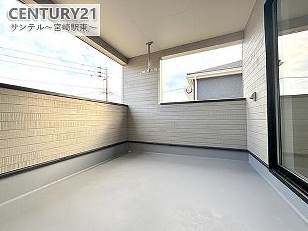 ぽかぽかした天気の良い日はバルコニーで洗濯物を外で干すことが出来ます♪インナーバルコニータイプの為、突然の雨から洗濯物を守ってくれます(^^♪