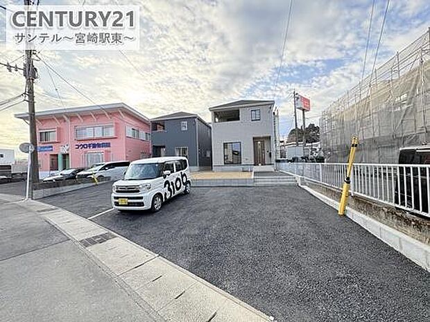 駐車場は3台駐車可能！※車種による。スペースも広く駐車が苦手な方でも楽に駐車可能です♪お庭スペースも完備しております(^^♪