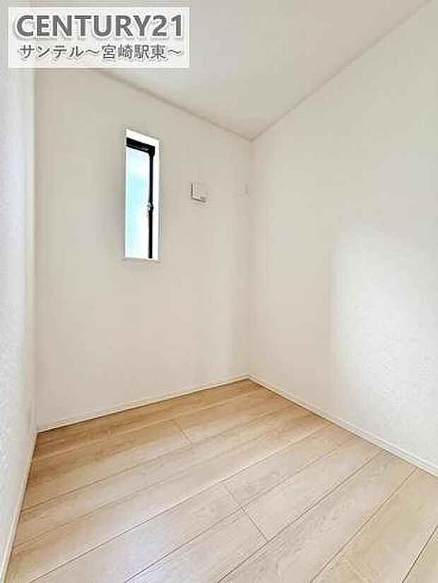 2Fにはテレワークルーム（書斎）を設けており、ファミリークローゼットなど用途によって使えるフリースペースがございます。