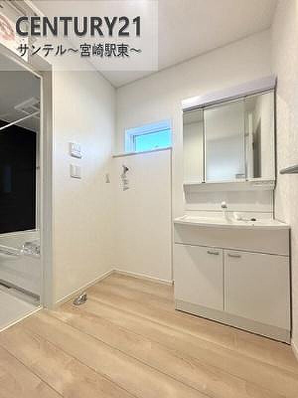 （同仕様モデル）洗面脱衣所！窓の付いた清潔感のあるシンプルな洗面脱衣所♪洗面台は、三面鏡の裏も収納スペースが付いております。