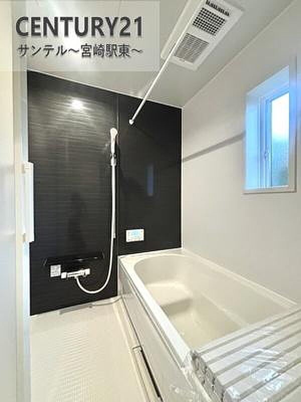 (同仕様モデル写真)広々とした1坪タイプのシステムバス♪浴室乾燥、涼風、暖房、換気システムが付いておりますので、快適なバスタイムを過ごせます♪