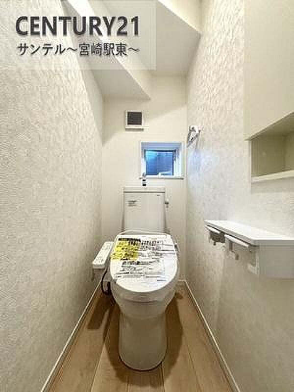 (同仕様写真)同仕様のトイレです！換気のできる小窓もある為、湿気の多い季節も換気ができます！