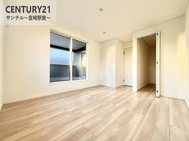 （同仕様写真）明るく採光が入る暖かい寝室です。これから物が増えるご家族にはありがたいウォークインクローゼット付。