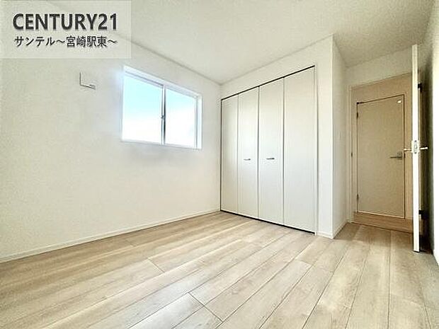 （同仕様写真）子供部屋におすすめのお部屋です。バルコニーにも面しており、布団、毛布類を干すのに最適♪