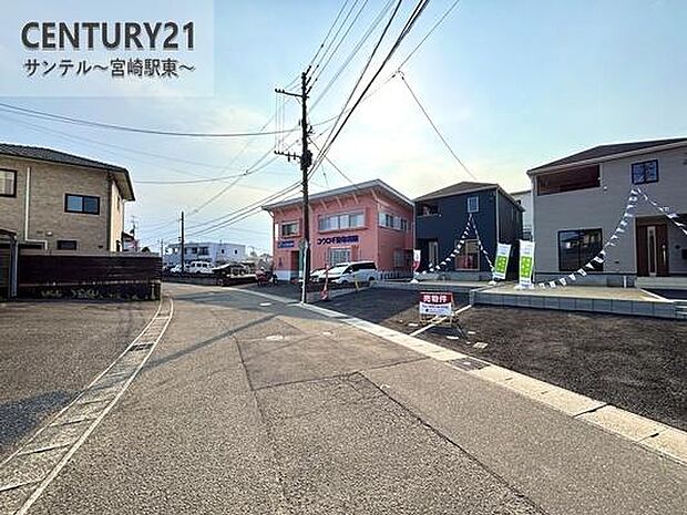 東側前面道路です。