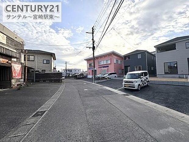 東側前面道路です。