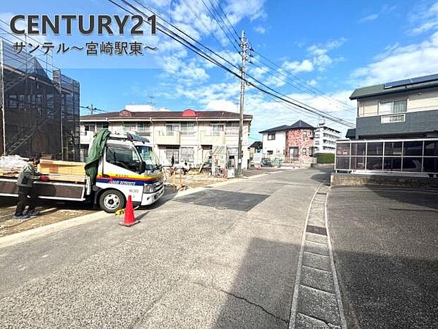 東側前面道路です。