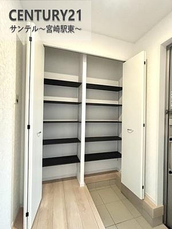 (同仕様写真)可動式の棚のあるシューズクローゼットです。大容量で高さの異なる靴でもたくさん収納可能です！