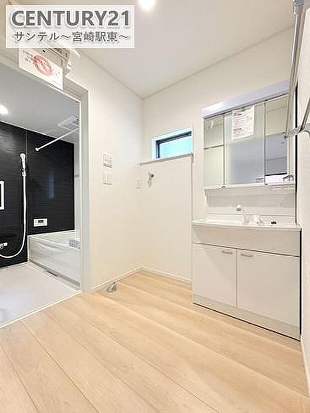 三面鏡付きの洗面化粧台は収納力もたっぷりで、細かなアイテムもすっきり整理できます。※内装の色合いや設備仕様が実際と異なる場合がございます。