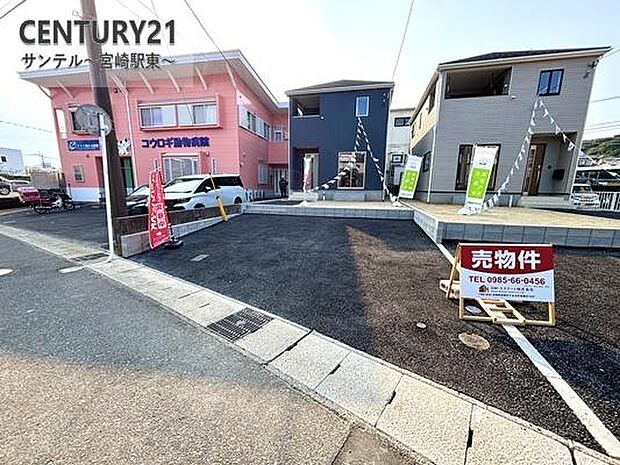 駐車場は3台駐車可能!※車種による。スペースも広く駐車が苦手な方でも楽に駐車可能です♪お庭スペースも完備しております(^^♪