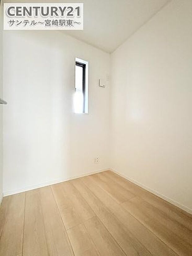 2Fにはテレワークルーム（書斎）を設けており、ファミリークローゼットなど用途によって使えるフリースペースがございます。